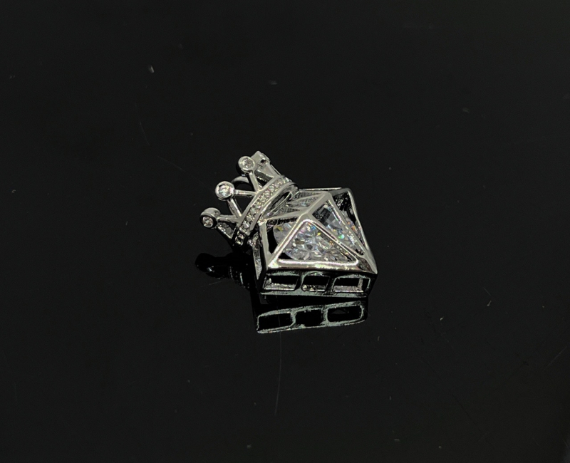 Подвеска в виде кристалла с короной цвет серебро размер 18,5,*17,6мм